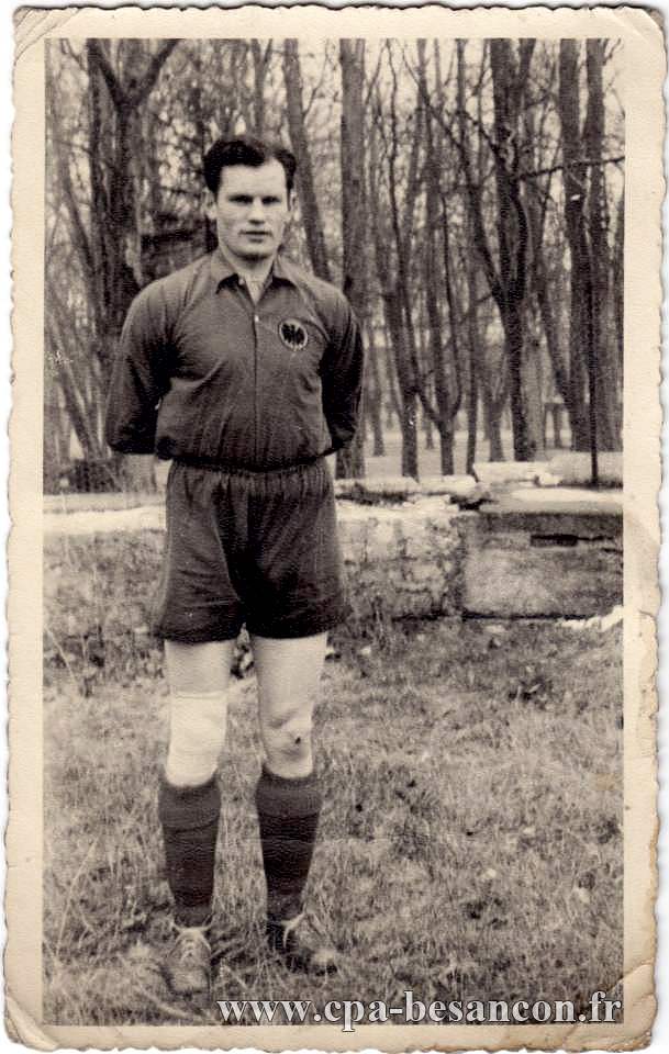 Footballeur arborant l'aigle noir de la ville de Besançon sur son maillot.